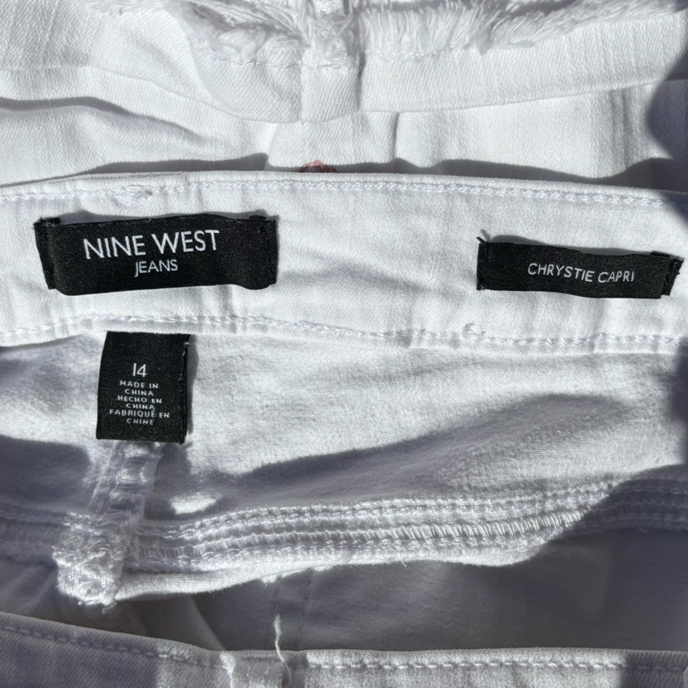 Nine West Jeans White Embroidered Chrystie Capri Women’s Size 14 💥Host Pick💥 - Picture 12 of 15